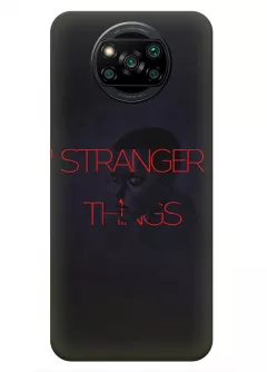 Чехол-накладка для Xiaomi Poco X3 Pro из силикона - Очень странные дела Stranger Things красное название на фоне Одиннадцать Милли Бобби Браун в темноте черный чехол