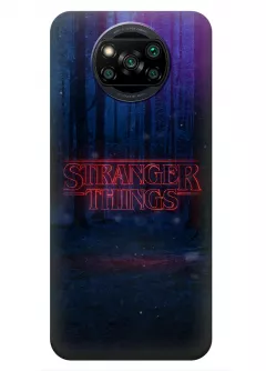 Чехол-накладка для Xiaomi Poco X3 Pro из силикона - Очень странные дела Stranger Things красное название на фоне ночного леса