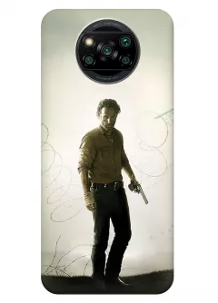 Чехол-накладка для Xiaomi Poco X3 Pro из силикона - Ходячие мертвецы The Walking Dead Рик Граймс Эндрю Линкольн стоит с пистолетом у колючей проволоки