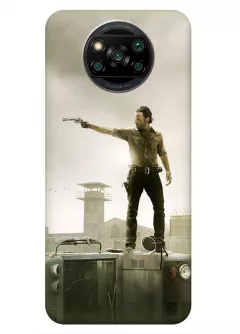 Чехол-накладка для Xiaomi Poco X3 Pro из силикона - Ходячие мертвецы The Walking Dead Рик Граймс Эндрю Линкольн стоит прицеливаясь на перевернутом грузовике