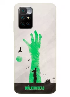 Чехол-накладка для Редми 10 из силикона - Ходячие мертвецы The Walking Dead Рик Граймс посреди поля с воронами на фоне зеленой руки зомби серый чехол