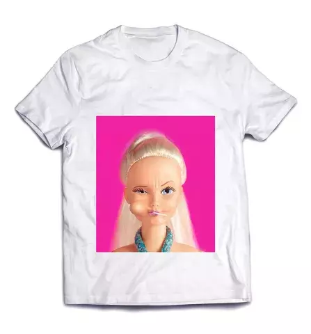 Летняя футболка с клевой картинкой - Барби сосет чупа-чупс