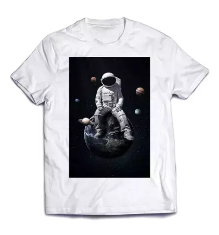 Оригинальный принт на футболке - Астронавт верхом на Земле