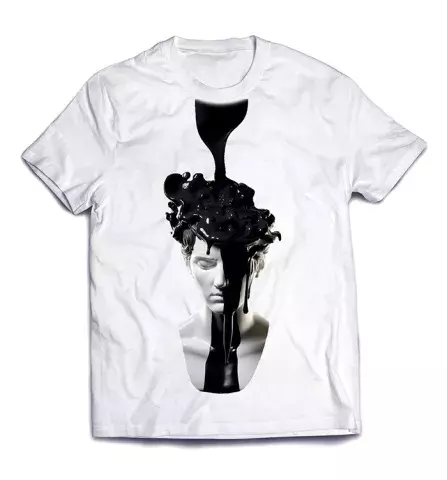 Рисунок дизайнерский на фирменной футболке - Черная краска на бюсте
