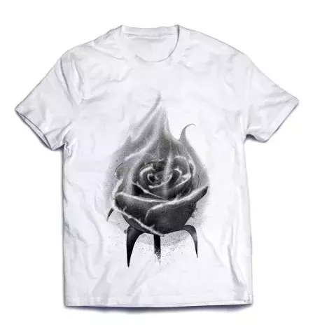 Помпезная футболка с черно-белым изображение - Роза в огне
