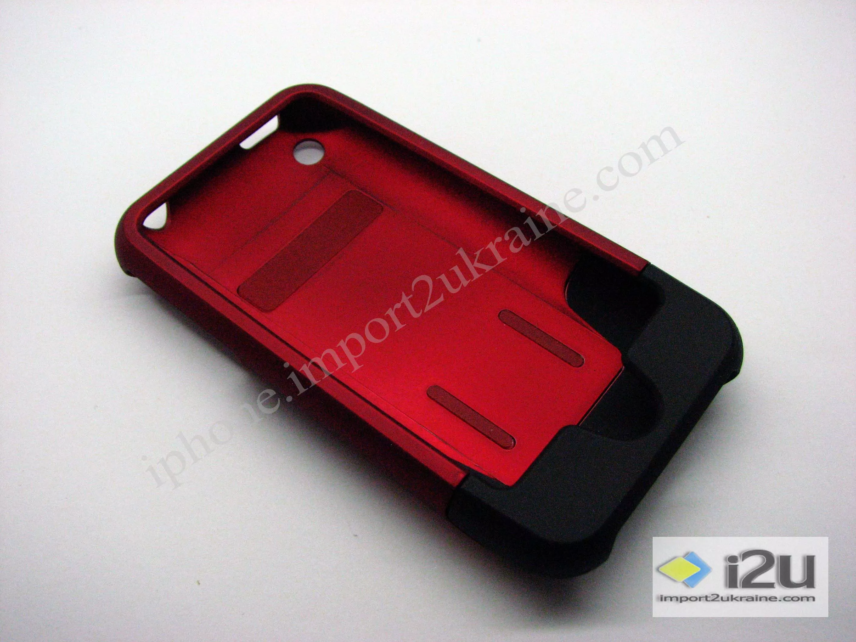 Красный чехол с черной заглушкой внизу iPhone.