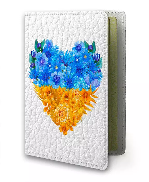 Патриотическая обложка на украинский паспорт с рисунком сердца из цветов Украины