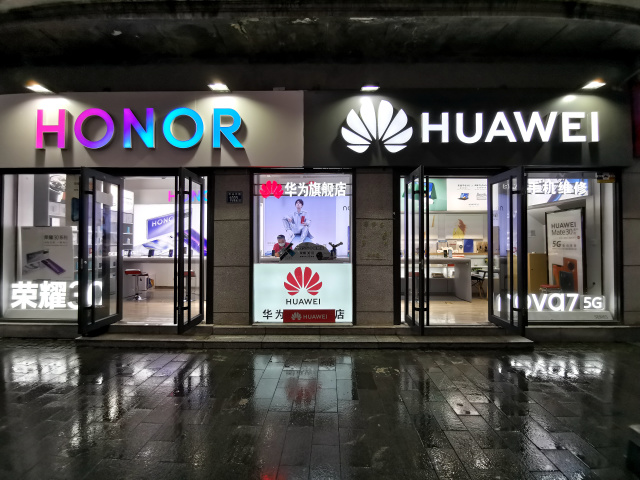 Huawei продав права на бренд Honor